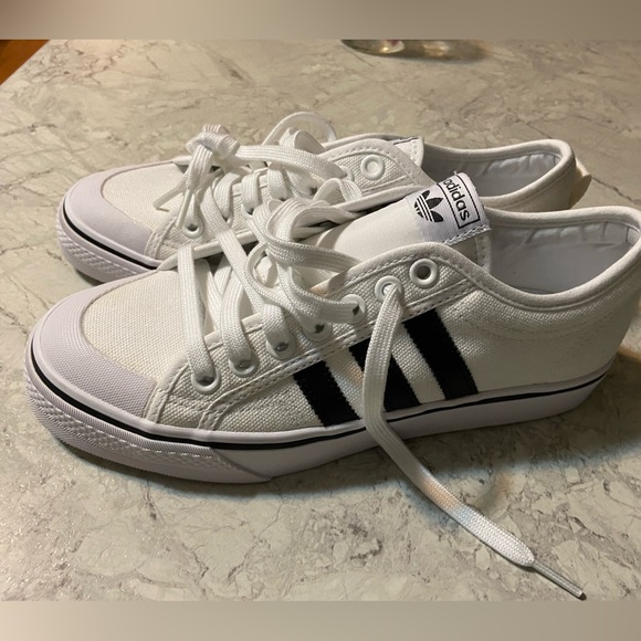 Adidas size 7.5 New - Picture 1 of 4